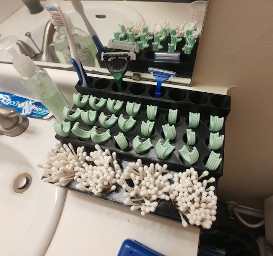 Duży organizer łazienkowy na zatyczki do uszu, nici dentystyczne i szczoteczki do zębów