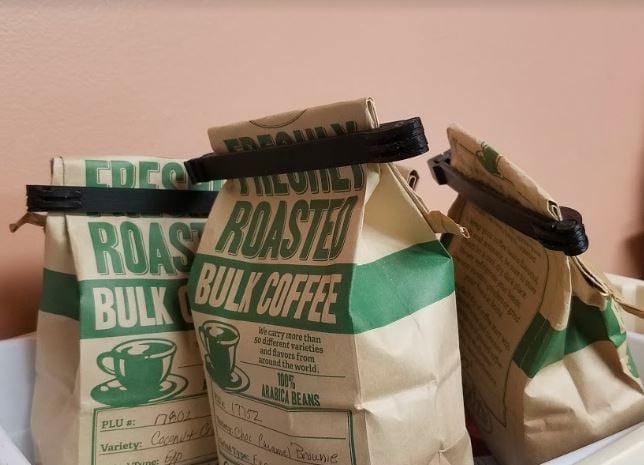 Uchylny klips do torebki z kawą