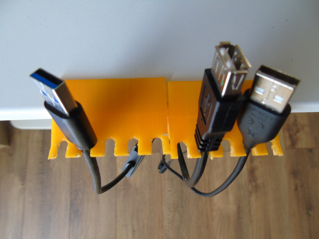 Uchwyt USB do stołu Bekant z Ikei