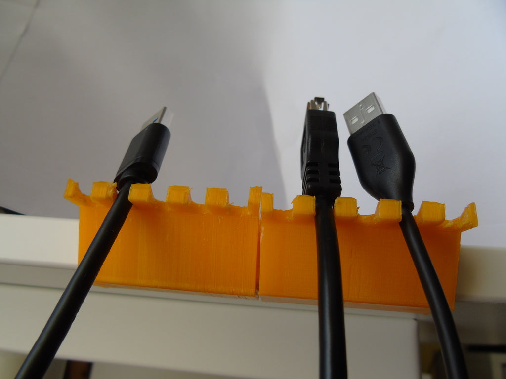 Uchwyt USB do stołu Bekant z Ikei