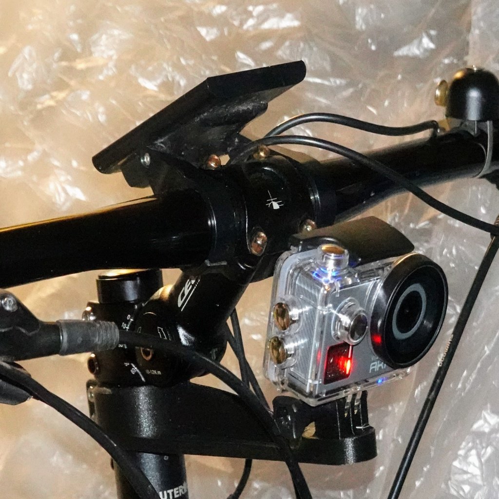 Uchwyt do mocowania kamery sportowej do mostka kierownicy roweru