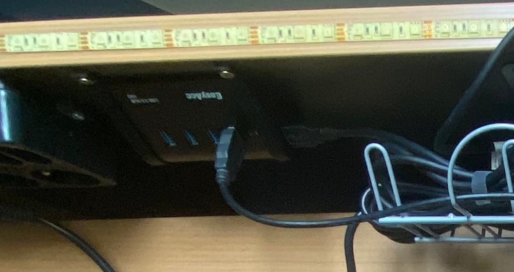 Montaż koncentratora USB EasyAcc na biurku/ścianie