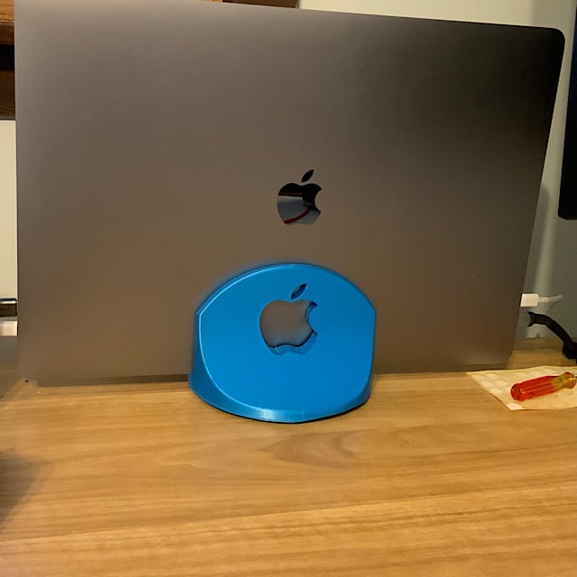 Pionowa stacja dokująca do MacBooka Pro 2019