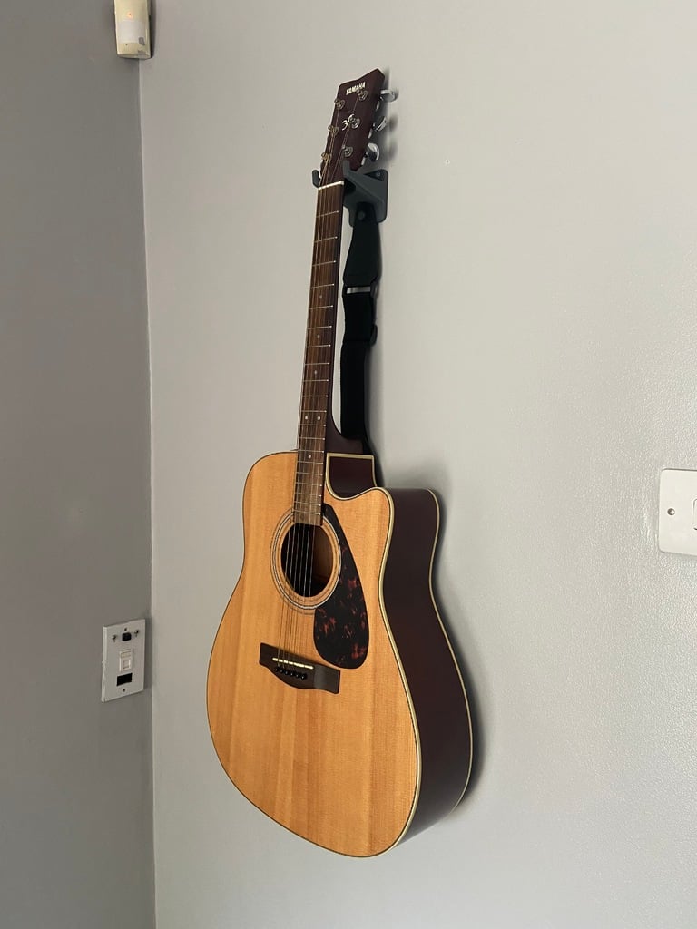 Gitara do montażu na ścianie z miejscem na kostki i pasek