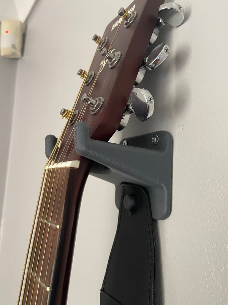 Gitara do montażu na ścianie z miejscem na kostki i pasek