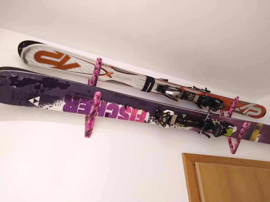 Stojak na narty do montażu na ścianie do szerokich nart w puchu