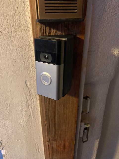 Wspornik montażowy Ring Doorbell drugiej generacji z kątem 45° i możliwością regulacji w górę o 5°