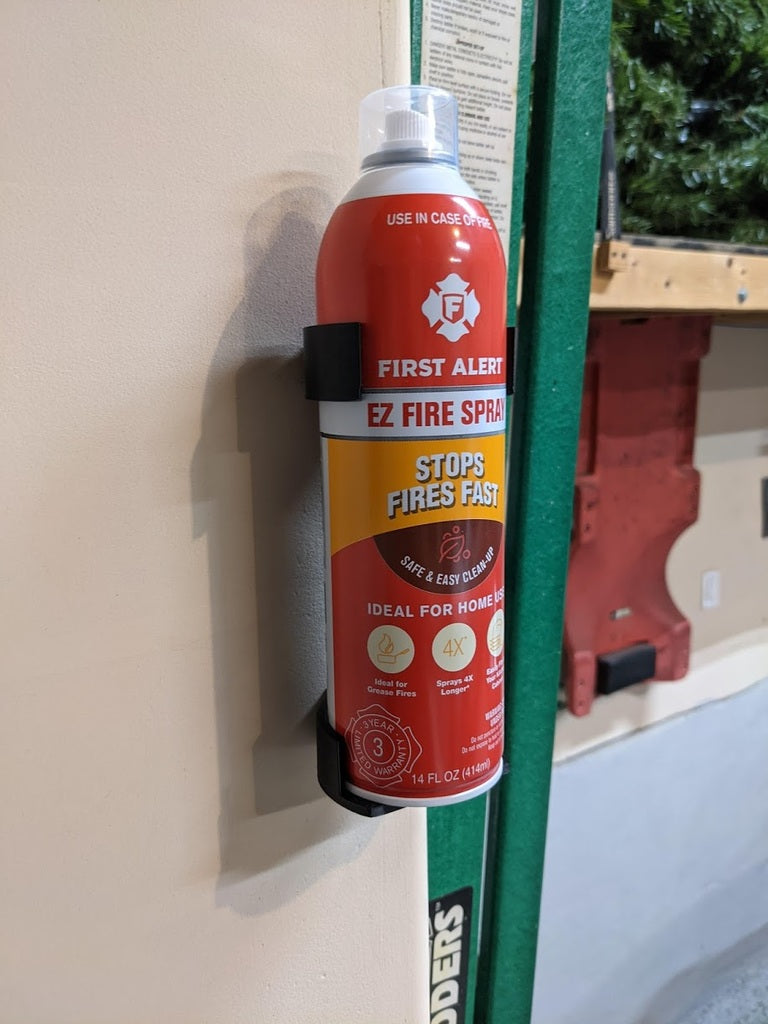 Uchwyt montowany na ścianie na spray przeciwpożarowy First Alert