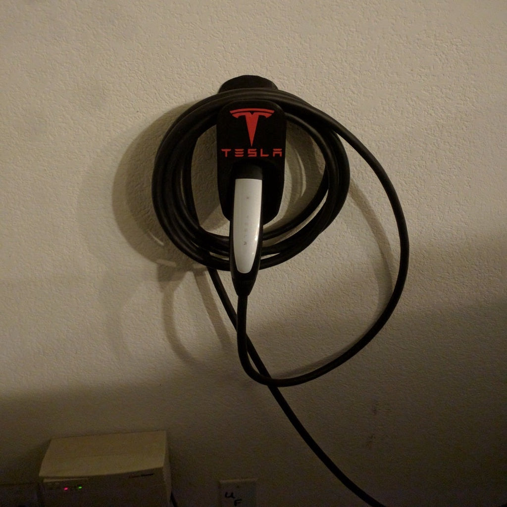 Większa wersja organizera kabli ze złączem ściennym Tesla