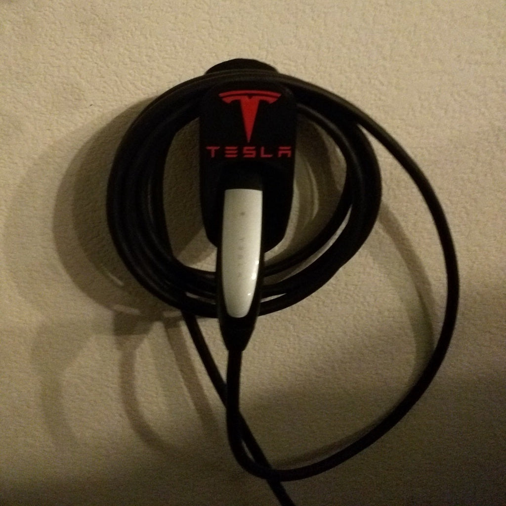 Większa wersja organizera kabli ze złączem ściennym Tesla