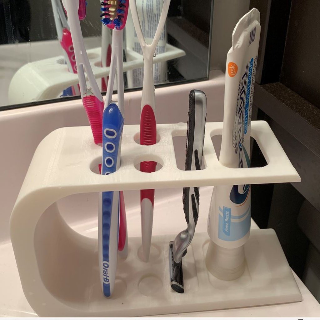 Uchwyt na szczoteczkę do zębów ze stojakiem na maszynkę do golenia i uchwytem na tubkę pasty do zębów