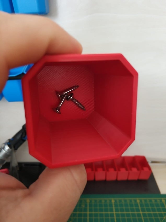 OctoBox Małe pudełko na śruby do montażu na ścianie z magnesem