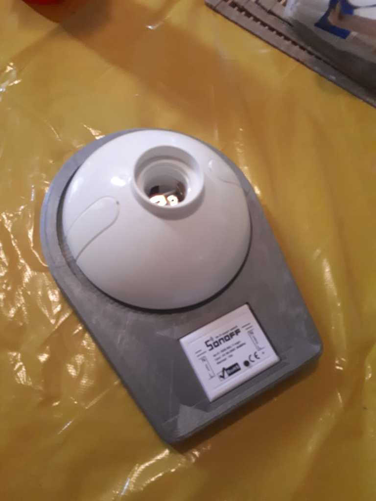 Podstawowy włącznik światła i oprawa żarówki Sonoff