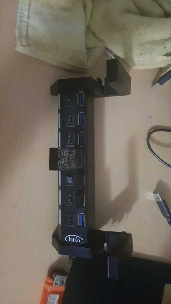 Uchwyt na 7-portowy koncentrator USB z możliwością zarządzania kablami i możliwością montażu na stole