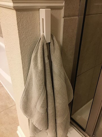 Marmurowy wieszak na ręczniki z wewnętrznym haczykiem