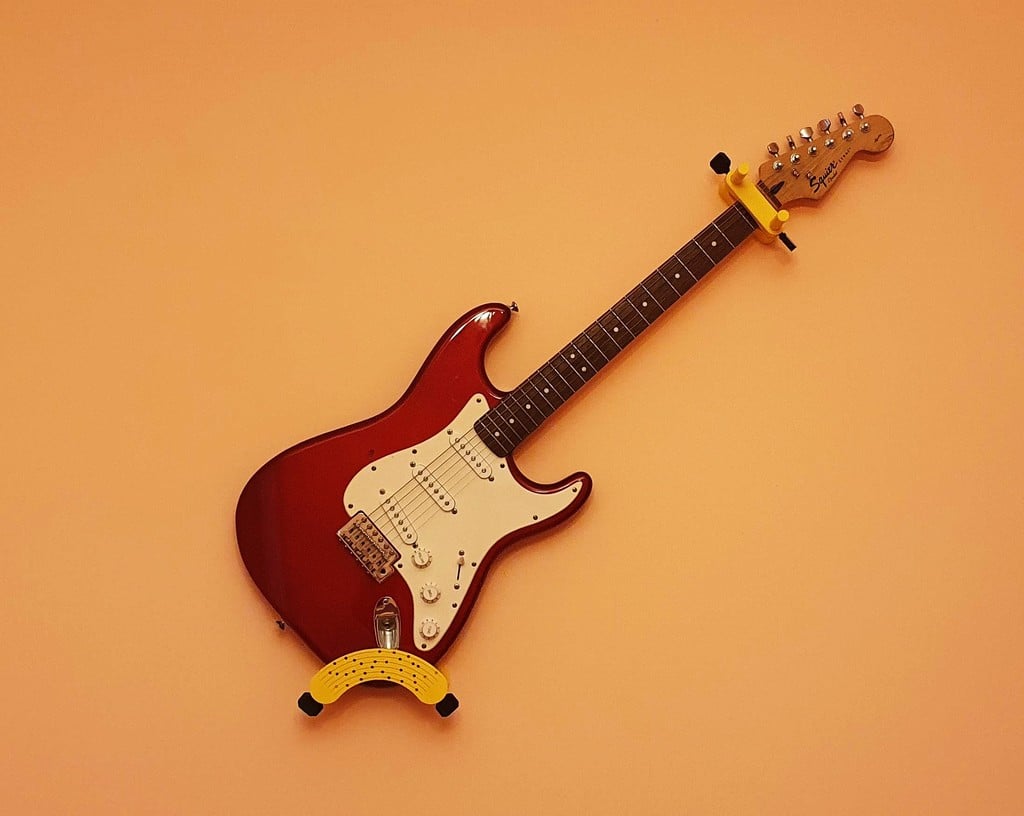 Stojak na gitarę montowany na ścianie, regulowany do wszystkich rozmiarów
