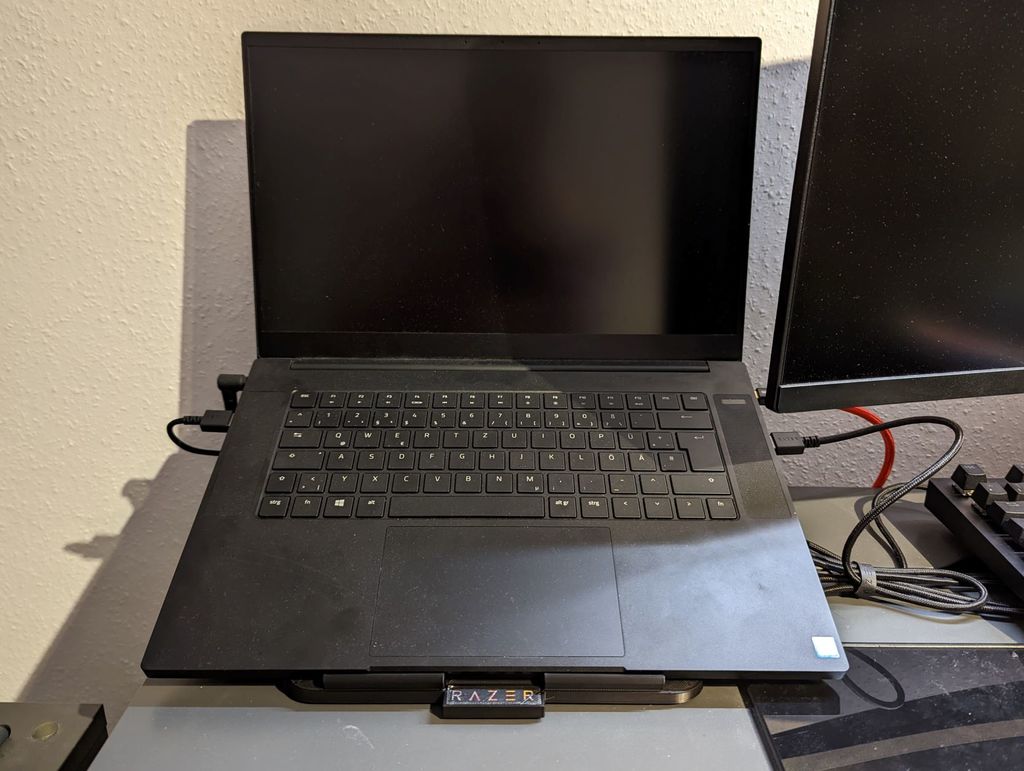 Uniwersalny uchwyt na laptopa z systemem chłodzenia powietrzem do Razer Blade 15 i innych