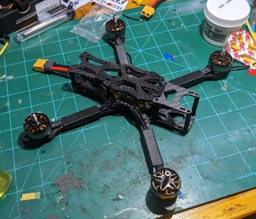 Osłona kabla silnika do drona Freestyle FPV 220 mm/5 cali