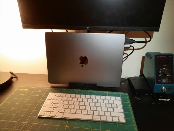 „Pionowy stojak na Macbooka na rok 2022 z klipsem na koncentrator USB”