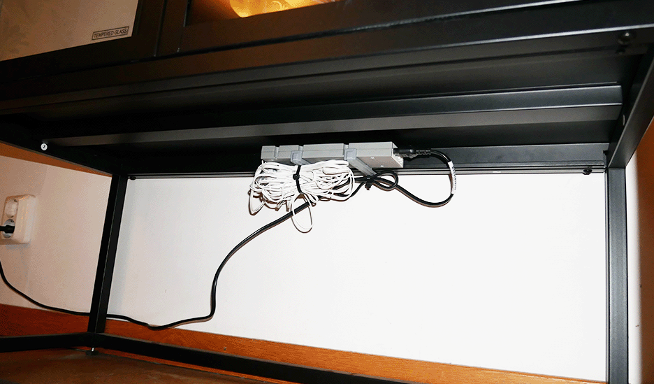 Wspornik do montażu sterownika bezprzewodowego IKÉA pod szafką ze szklanymi drzwiami RUDSTA
