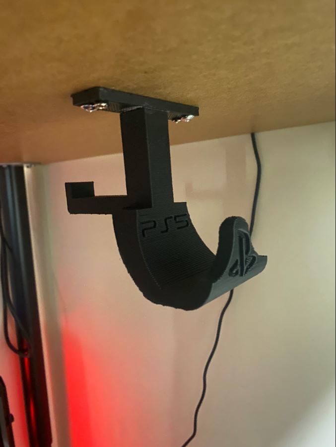 Montaż pod biurkiem kontrolera PS5 i zestawu słuchawkowego